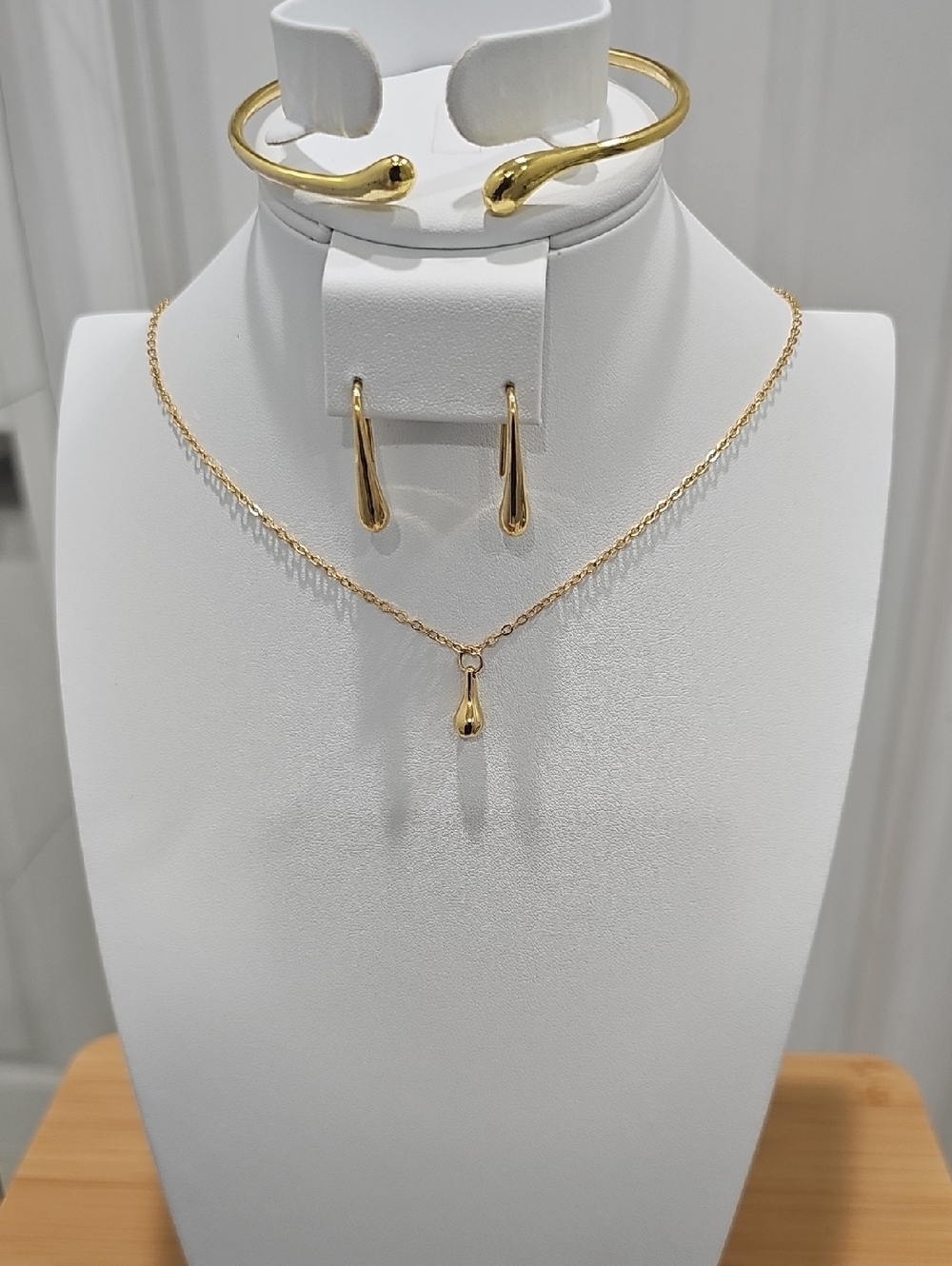 18k Gold Teardrop Pendant Necklace & Hoop Earring Set